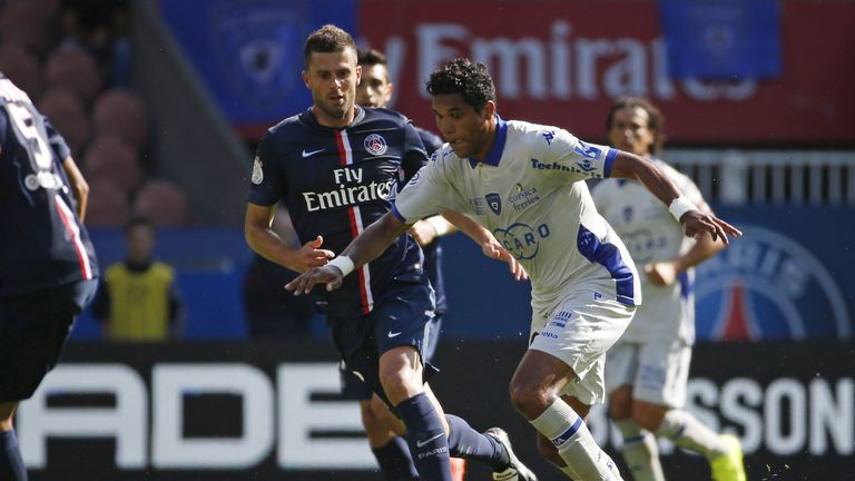 Bastia's Brazilian forward Brandao (R) vies with Paris Saint-Germain's Italian midfielder Thiago Motta (L), Ligue 1