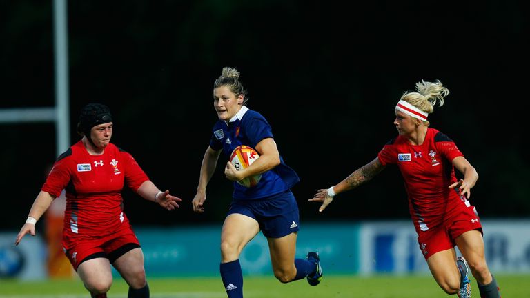 Caroline Ladagnous of France breaks through the Wales defence