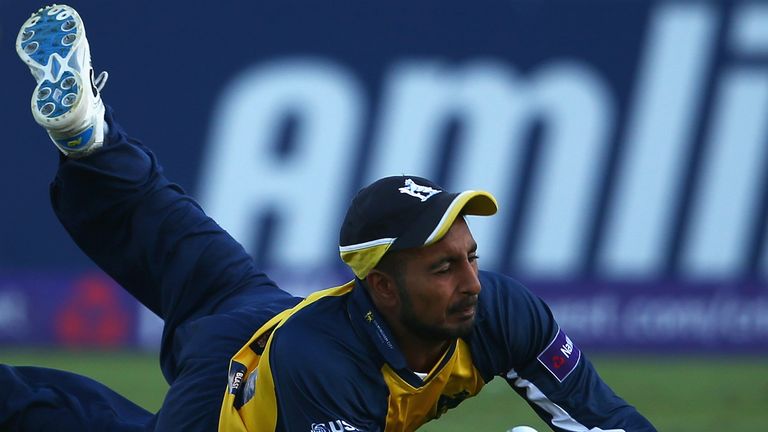 CHELMSFORD, ENGLAND - AUGUST 02:  Ateeq Javid of Warwickshire drops a shot from Jesse Ryder of Essex Eagles during the Natwest T20 Blast Quarter Final.