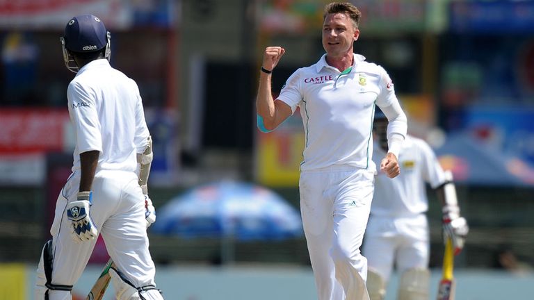 South African cricketer Dale Steyn (C) celebrates after he dismissed Sri Lankan batsman Upul Tharanga (L) during the opening day of the second Test