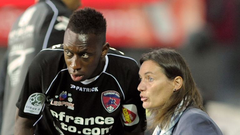 Clermont coach Corinne Diacre talks with midfielder Brandon Agounon during their French L2 football match against Brest