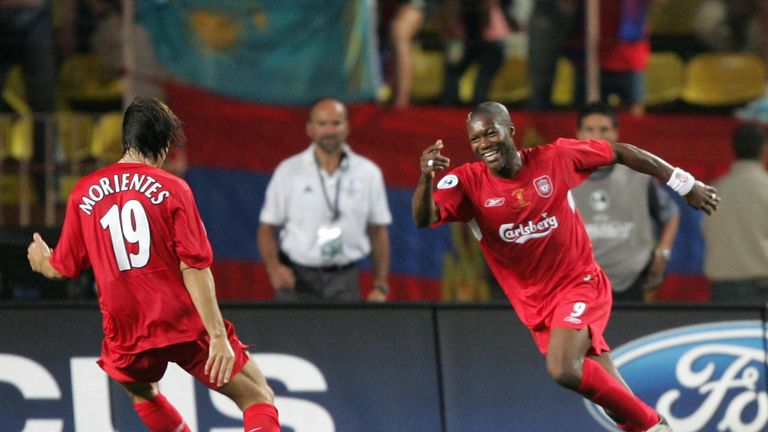 Liverpool's forward French Djibril Cisse (R) celebrates with Fernando Morientes at the end of the UEFA Super Cup Liverpool football match vs CSKA Moscow