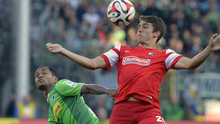 Freiburg's defender Marc-Oliver Kempf (R) and Moenchengladbach's Brazilian forward Raffael vie for the ball