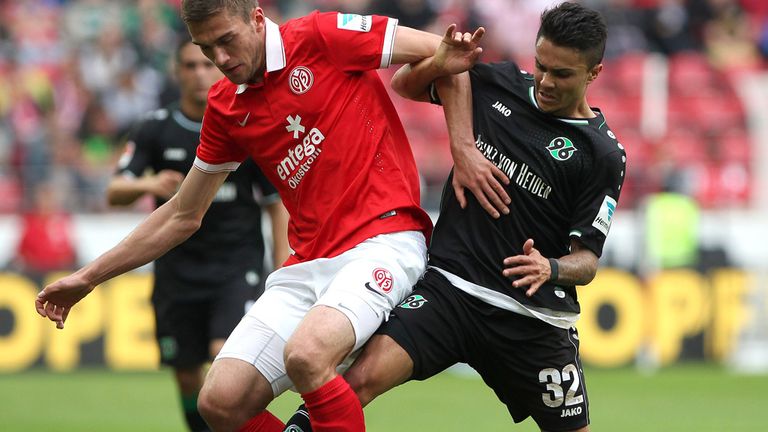 Hanover's midfielder Leonardo Bittencourt (R) and Mainz' defender Stefan Bell vie for the ball