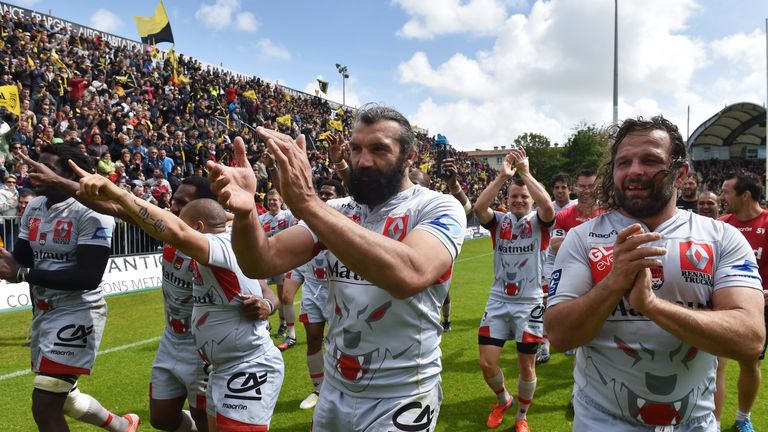 Lyon's French flanker Sebastien Chabal (C) claps to thank the fans with teammates at the end of the French Pro D2 rugby union match between La Rochelle and