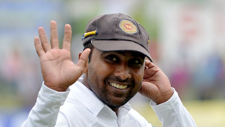 Sri Lankan cricketer Mahela Jayawardene waves to the crowd during the fourth day of the second Test match between Sri Lanka and Pakistan 