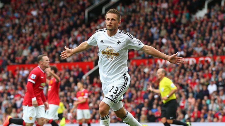 Gylfi Sigurdsson celebrates scoring Swansea City's winning goal to make it 2-1