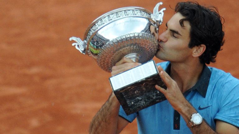 Roger Federer beats Robin Soderling at the French Open men's final in 2009 at Roland Garros 