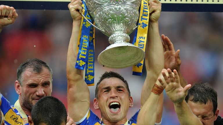 Leeds skipper Kevin Sinfield  lifts the Tetley's Challenge Cup