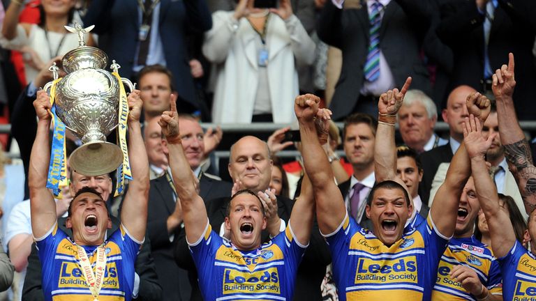 Leeds Rhinos' Kevin Sinfield  lifts the Tetley's Challenge Cup after his team won the Final at Wembley Stadium, London. PRESS ASSOCIATION Photo. Picture da