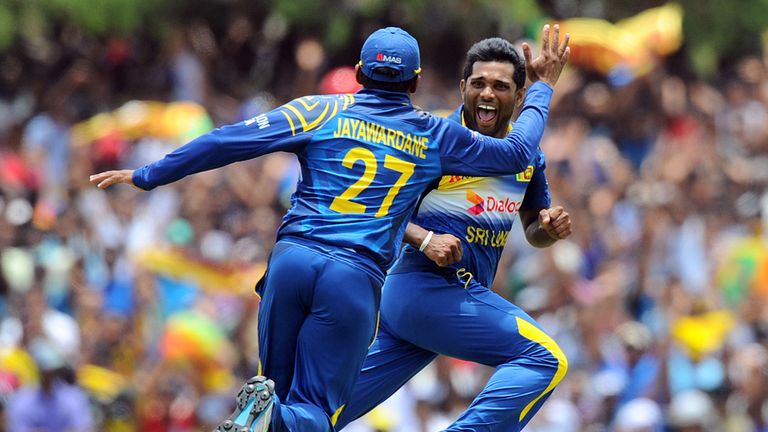 Sri Lankan cricketer Seekkuge Prasanna (R) celebrates with teammate Mahela Jayawardene after he dismissed Pakistan batsman Shahid Afridi