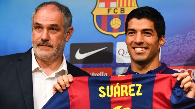Luis Suarez poses alongside Andoni Zubizarreta at his official Barcelona unveiling