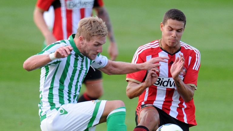 Sunderland's Jack Rodwell (right) and Real Betis' Damien Perquis 