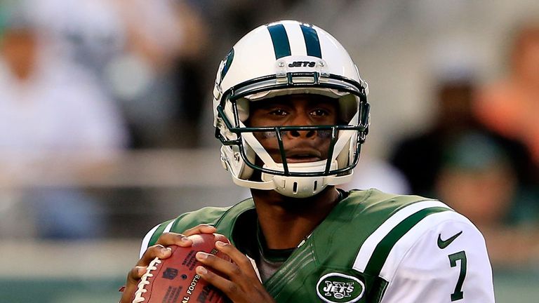 EAST RUTHERFORD, NJ - AUGUST 07:  Quarterback Geno Smith #7 of the New York Jets passes against the Indianapolis Colts in the first quarter during a presea