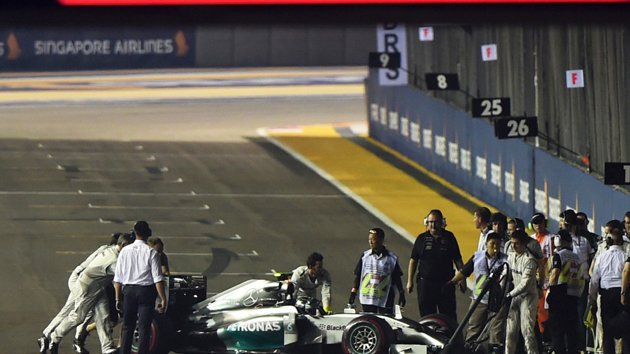 Lewis Hamilton's F1 title chase hits buffers at Singapore Grand