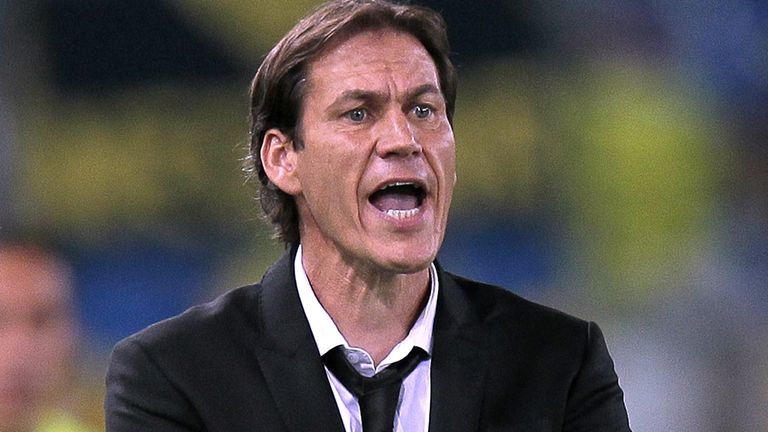 ROME, ITALY - SEPTEMBER 26: Rudi Garcia manager of AS Roma gives instructions during the Serie A match between AS Roma and Hellas Verona FC at Stadio Olimp