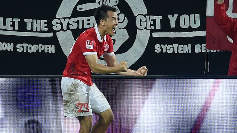 Shinji Okazaki (L) of Mainz celebrates with his team-mates