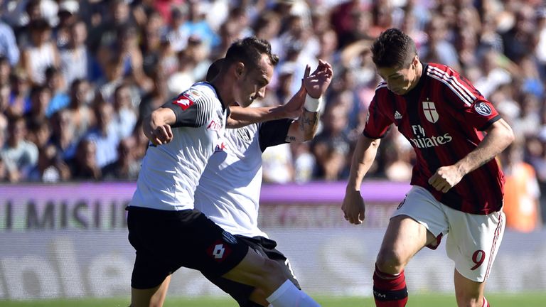 Fernando Torres fights for the ball 