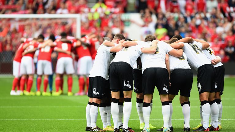 NOTTINGHAM, ENGLAND - SEPTEMBER 14: The teams gather in a huddle prior to the Sky Bet Championship match between Nottingham Forest and Derby County at City