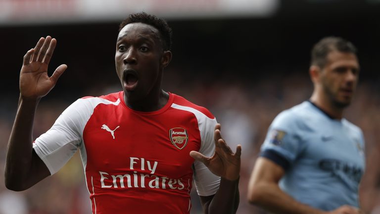 Arsenal's English striker Danny Welbeck (L) reacts after a shot at goal hit the post during the English Premier League football match between Arsenal and M