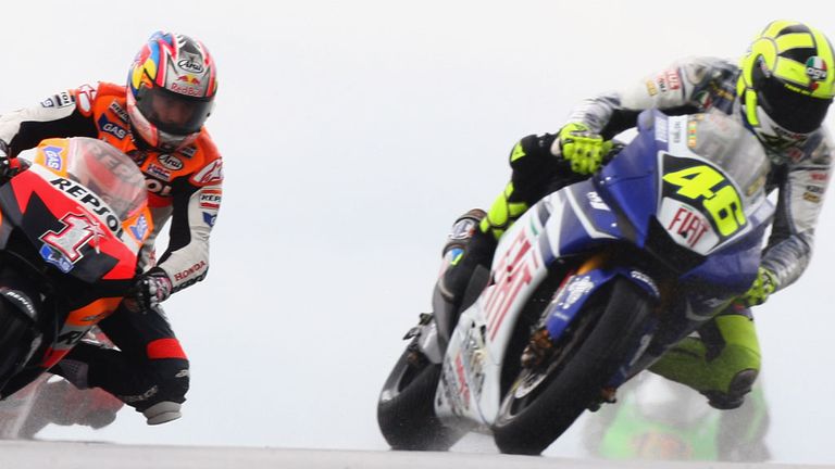 Valentino Rossi and Nicky Hayden (l) at Donington in 2007