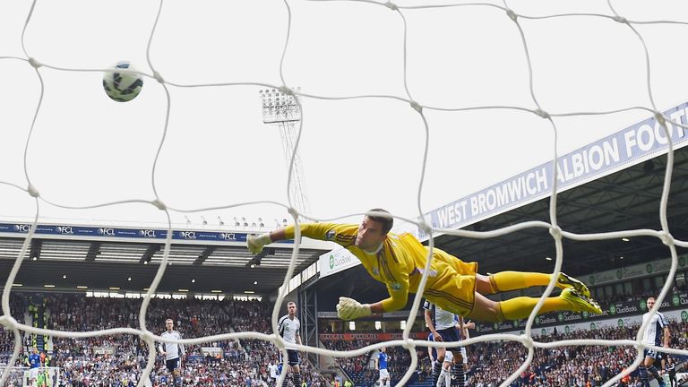 Ben Foster of West Brom fails to stop the shot by Romelu Lukaku of Everton