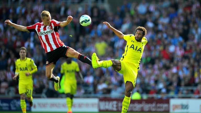 Sunderland player Sebastian Larsson (l) challenges Moussa Dembele of Tottenham