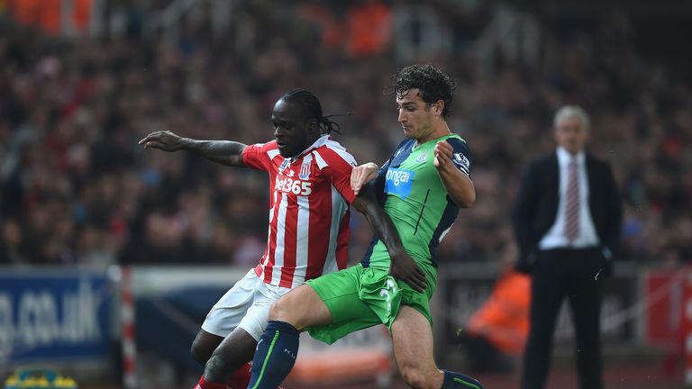 Victor Moses of Stoke City battles for the ball with Daryl Janmaat of Newcastle United