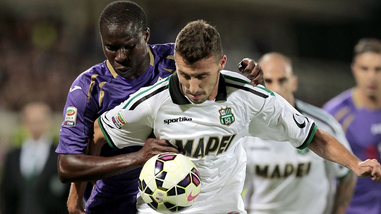 Khouma Babacar of ACF Fiorentina fights for the ball with Alessandro Longhi of US Sassuolo Calcio