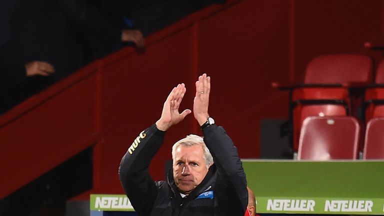 LONDON, ENGLAND - SEPTEMBER 24:  Newcastle manager Alan Pardew applauds the Newcastle fans at the end of the Capital One Cup Third Round match between Crys