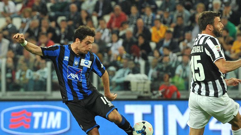 TURIN, ITALY - MAY 05:  Giacomo Bonaventura (L) of Atalanta BC kicks the ball during the Serie A match between Juventus and Atalanta BC