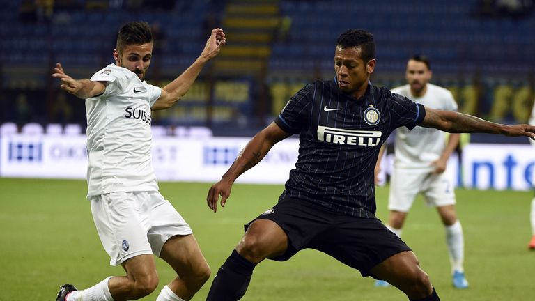 Inter Milan's Colombian midfielder Fredy Guarin (R) fights for the ball with Atalanta's midfielder Marco D'Alessandro