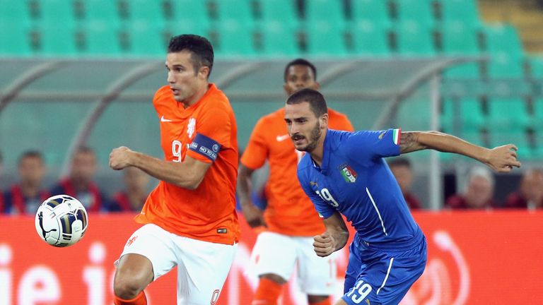 Leonardo Bonucci of Italy competes for the ball with Robin van Persie of Netherlands during the international friendly match in Bari