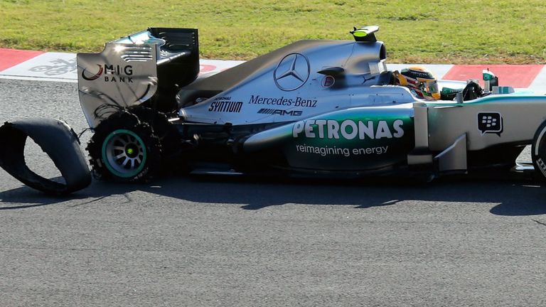 Lewis Hamilton's tyre punctured at the start in Japan in 2013