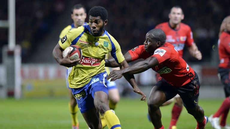 Clermont winger Noa Nakaitaci (C) vies for the ball with Oyonnax's winger Dug Codjo