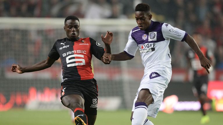 Rennes' French Cameroonian forward Paul-Georges Ntep (L) vies with Toulouse's Swiss defender Jacques-Francois Moubandje