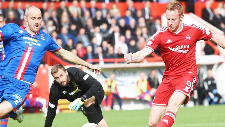 Adam Rooney keeps his composure to draw Aberdeen level at 1-1 in their match with Inverness Caley