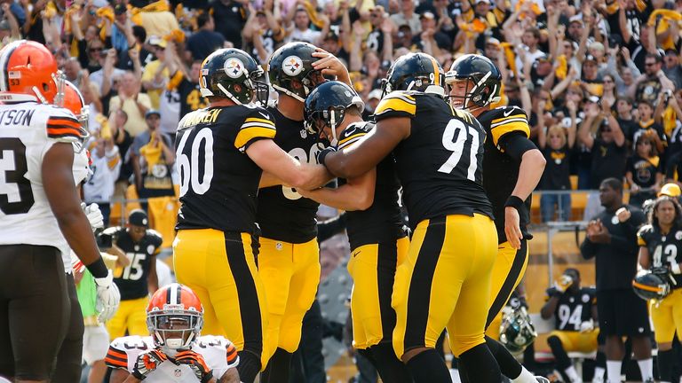 Shaun Suisham #6 of the Pittsburgh Steelers celebrates with team-mates after his 41 yard game winning field goal against Cleveland Browns