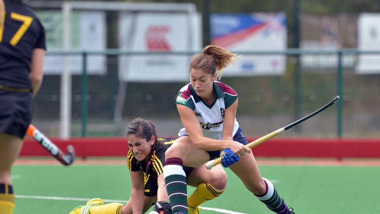 Surbiton's Abi Robinson fights her way into the Beeston 'D'.