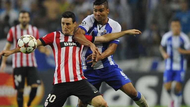 Athletic Bilbao's Aritz Aduriz (L) vies with Porto's Casemiro