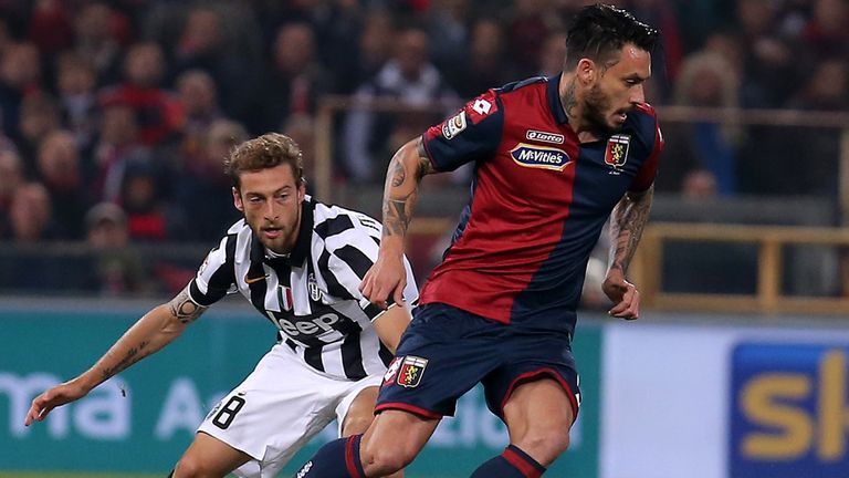 Juventus' midfielder Claudio Marchisio (L) fights for the ball with Genoa's forward Mauricio Pinilla