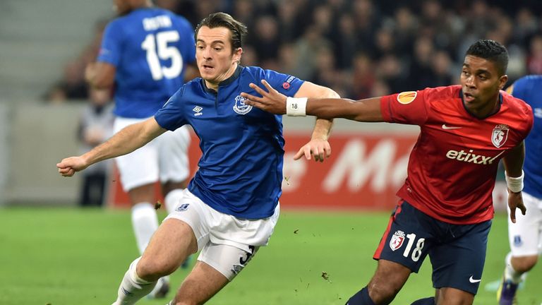 Lille's French defender Franck Beria (R) vies for the ball with Everton's British defender Leighton Baines during the UEFA Europa League Group H match