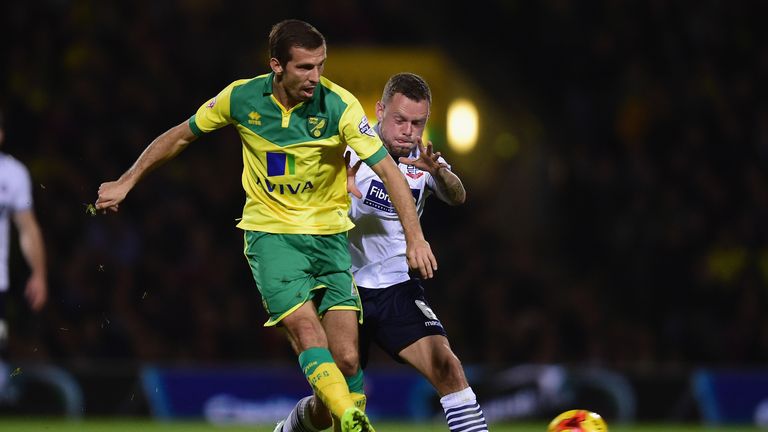 Gary O'Neil of Norwich City battles with Jay Spearing of Bolton