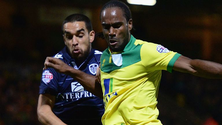 Giuseppe Bellusci of Leeds United battles with Cameron Jerome of Norwich City