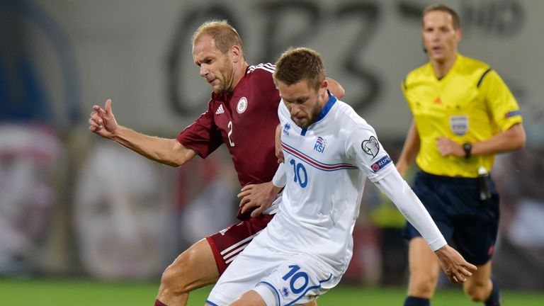 Latvia's Viktors Morozs (l) vies with Iceland's Gylfi Sigthorsson (r):