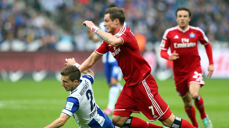BERLIN, GERMANY - OCTOBER 25:  Peter Pekarik (L) of Berlin battles for the ball with Marcell Jansen (R) of Hamburg during the Bundesliga match