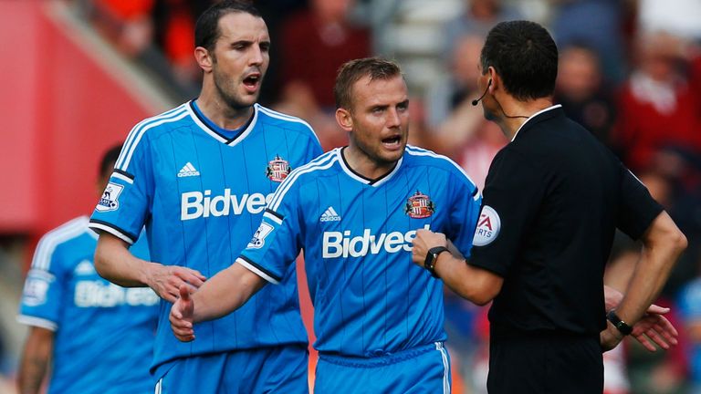 SOUTHAMPTON, ENGLAND - OCTOBER 18:  Lee Cattermole (6) and John O'Shea (16) of Sunderland appeal to referee Andre Marriner during the Barclays Premier Leag