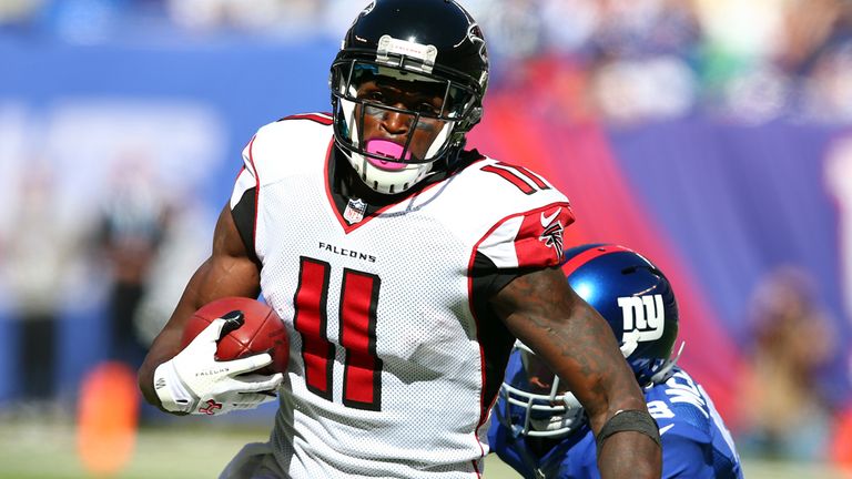 EAST RUTHERFORD, NJ - OCTOBER 05:  Wide receiver Julio Jones #11 of the Atlanta Falcons runs the ball after a catch in the first quarter against cornerback