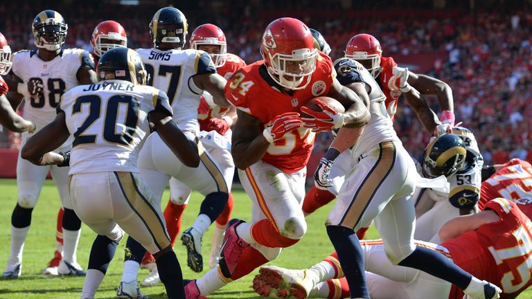 Knile Davis broke through to scores as the Kansas City Chiefs beat the Rams 34-7 in St Louis.