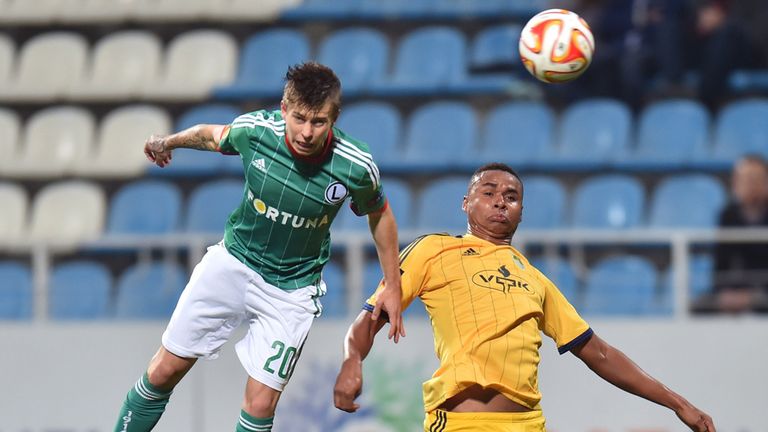 Jakub Kosecki wins a header for Legia Warsaw